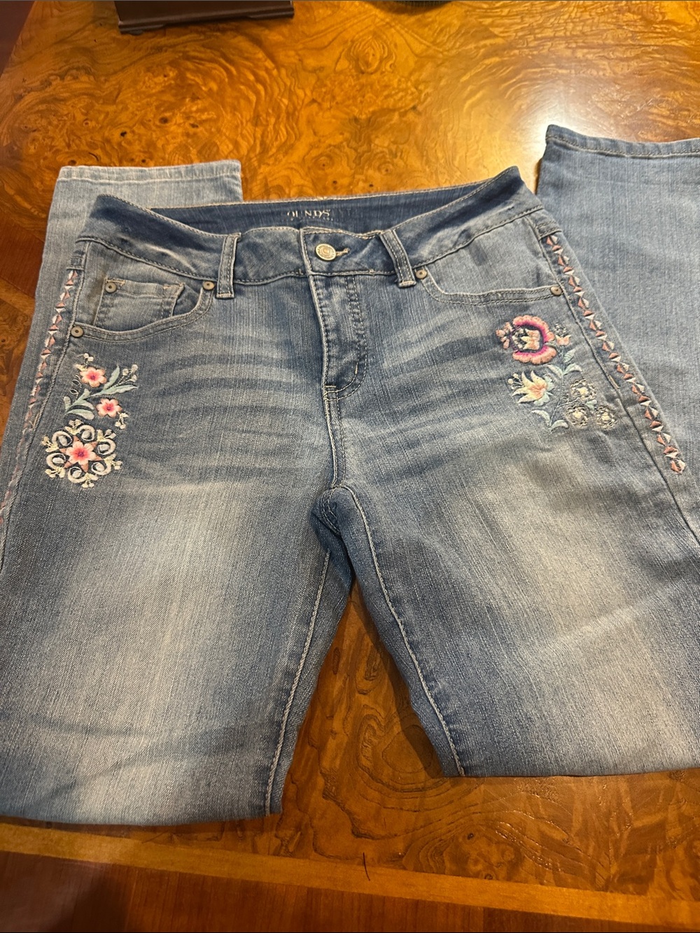 Embroidered Light Wash Skinny Jeans with Floral Detail